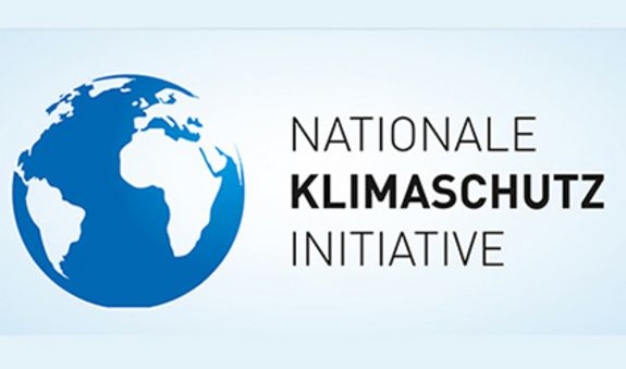 Logo: Nationaler Klimaschutz m,it Weltkugel 