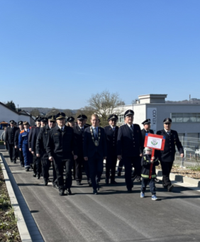 Die Mitglieder der Löschgruppe Becke marschierten vom bisherigen Gerätehaus „Auf dem Schilk“ zum neuen Standort an der Oberen Oese.