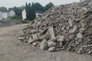 Gesteins- und Betonaufbruch aus der städtischen Baumaßnahme Zeppelinstraße werden aufbereitet. Gesteins- und Betonaufbruch aus der städtischen Baumaßnahme Zeppelinstraße werden aufbereitet.