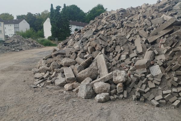 Gesteins- und Betonaufbruch aus der städtischen Baumaßnahme Zeppelinstraße werden aufbereitet.