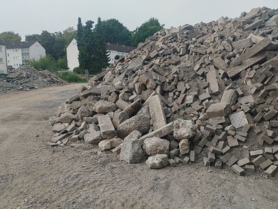 Gesteins- und Betonaufbruch aus der städtischen Baumaßnahme Zeppelinstraße werden aufbereitet.