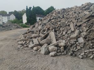 Gesteins- und Betonaufbruch aus der städtischen Baumaßnahme Zeppelinstraße werden aufbereitet.