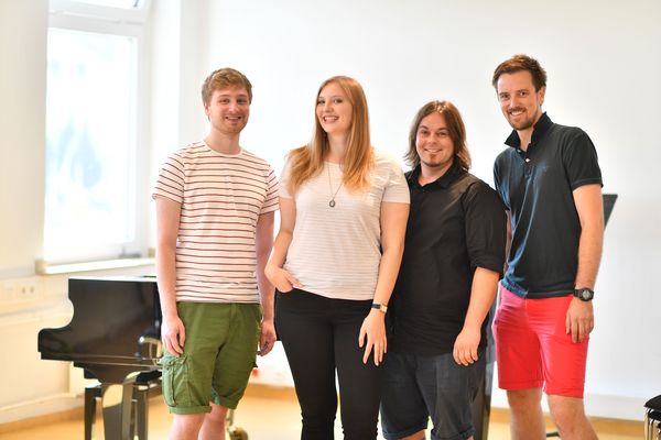 Musikschulleiter Matthias Brakel (r.) begrüßt neue Lehrkräfte (v.l.): Constantin Kemmer, Maria Brandt und Michael Kolar.