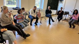 Am vergangenen Sonntag schnupperten Musikbegeisterte mit Freude beim Instrumentenkarussell in der Musikschule. Sowohl Kinder – die jüngste Teilnehmerin war gerade mal vier Jahre alt - als auch Erwachsene lernten die Instrumente Querflöte, Saxophon und Trompete kennen.