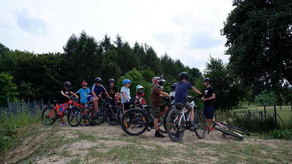Der erste Grundlagenkurs „Mountainbike“ aus dem Programm „Ferien in Hemer“ startete in der vergangenen Woche unter besten Wetter- und Stimmungsbedingungen. 