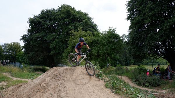 Der erste Grundlagenkurs „Mountainbike“ aus dem Programm „Ferien in Hemer“ startete in der vergangenen Woche unter besten Wetter- und Stimmungsbedingungen. 