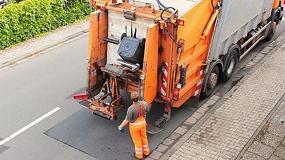 Ein LKW der Müllabfuhr leert die Mülltonnen