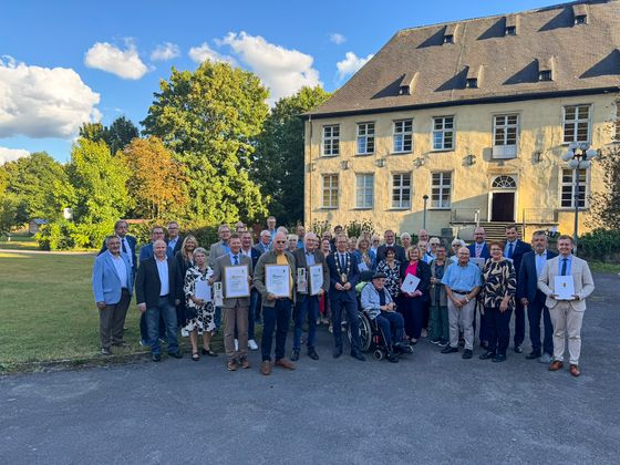 Die geehrten Ratsmitglieder und Sachkundigen Bürger nach der Ratssitzung am 2. September 2025 im Hof von Haus Hemer.