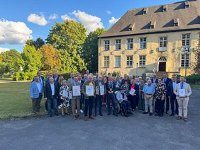 Die geehrten Ratsmitglieder und Sachkundigen Bürger nach der Ratssitzung am 2. September 2025 im Hof von Haus Hemer.