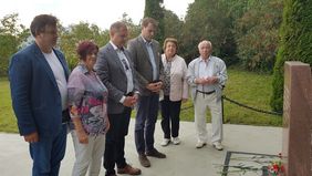 Besuch eines Soldatenfriedhofes.