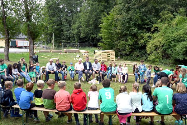 BM Michael Heilmann, Diana Naujocks und Jörg Schulz versüßten den Kindern die Ferienfreizeit in Ispei.