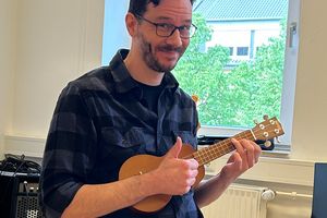Geleitet werden die Kurse von Sebastian Koch, der seit vielen Jahren an der Musikschule unterrichtet und mit viel Erfahrung sowie Begeisterung an das Instrument heranführt. Geleitet werden die Kurse von Sebastian Koch, der seit vielen Jahren an der Musikschule unterrichtet und mit viel Erfahrung sowie Begeisterung an das Instrument heranführt.