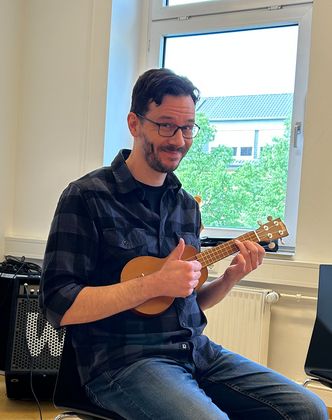 Geleitet werden die Kurse von Sebastian Koch, der seit vielen Jahren an der Musikschule unterrichtet und mit viel Erfahrung sowie Begeisterung an das Instrument heranführt.
