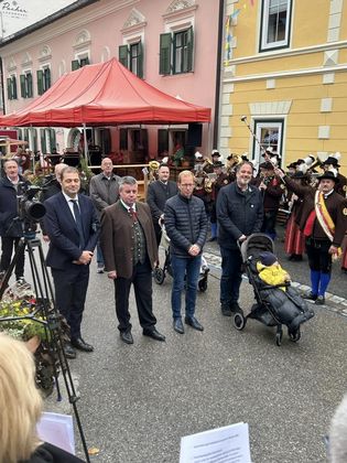 Die Hemeraner Gäste beteiligten sich am traditionellen Erntedankumzug zum Hauptplatz von Obervellach, der von liebevoll gestalteten Wagen und Ständen geprägt war – darunter eine prächtige Erntedankkrone.