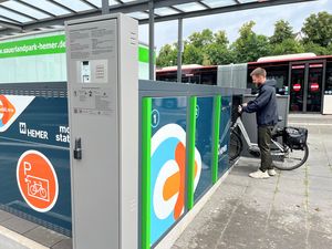 Hemers Radverkehrsplaner Jan Gesing hat die neuen Radboxen am ZOB bereits getestet.