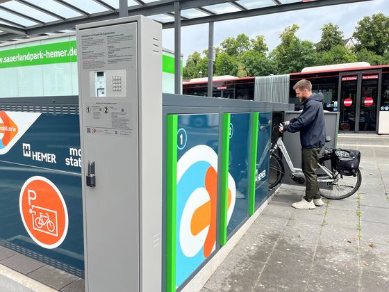 Hemers Radverkehrsplaner Jan Gesing hat die neuen Radboxen am ZOB bereits getestet.