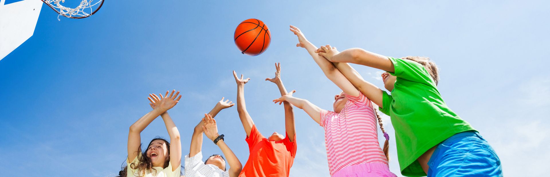 Jugendliche spielen Basketball