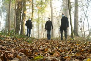 BM Christian Schweitzer (r.), Projektleiter Michael Kretschmann (Mitte, Stadt Hemer) ließen sich von Wolfgang Hänisch zeigen, wo genau der mittelalterliche Bergbau im Felsenmeer betrieben wurde.