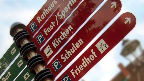 Wegweiser Straßenschild