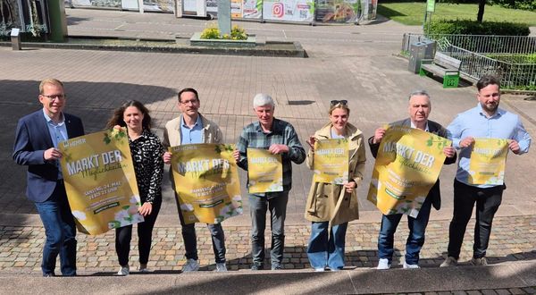 Bürgermeister Christian Schweitzer, Vivien Veihoff, Jan-Philipp Lahrmann, Klaus Hennecke, Laura Döring, Theodorus Gentzelis und Polikarpos Karafoulidis
