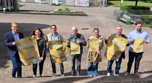 Bürgermeister Christian Schweitzer, Vivien Veihoff, Jan-Philipp Lahrmann, Klaus Hennecke, Laura Döring, Theodorus Gentzelis und Polikarpos Karafoulidis