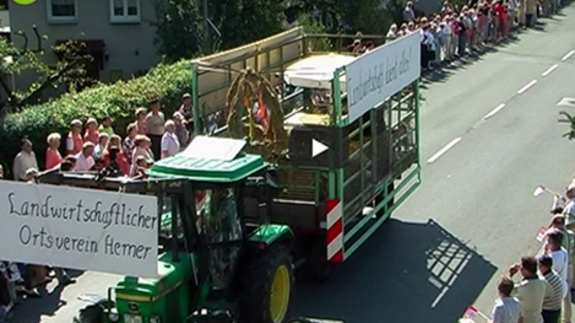 Traktor mit Wagen bei der 700 Jahr Feier in Deilinghofen
