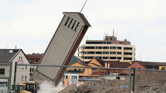 Sprengung des Schlauchturms, der Turm fällt seitlich.