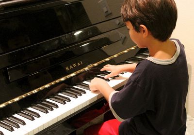 Ein kleiner Junge spielt Klavier
