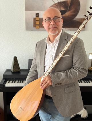 An der Musikschule der Stadt Hemer sind noch Plätze im Baglama-Unterricht bei Mesut Şengöz frei.