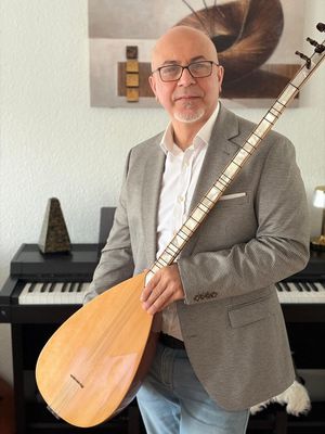 An der Musikschule der Stadt Hemer sind noch Plätze im Baglama-Unterricht bei Mesut Şengöz frei.