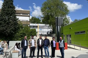 Bürgermeister Christian Schweitzer, Moritz Falk, Sven Köser (Fachbereichsleiter Hochbau), Garvin Bunnenberg (Fachdienstleiter Hochbau), Henrike Wittenbreder (stellv. Schulleiterin) und Andreas Schneider (Didaktischer Leiter) vor den neuen Außenanlagen Bürgermeister Christian Schweitzer, Moritz Falk, Sven Köser (Fachbereichsleiter Hochbau), Garvin Bunnenberg (Fachdienstleiter Hochbau), Henrike Wittenbreder (stellv. Schulleiterin) und Andreas Schneider (Didaktischer Leiter) vor den neuen Außenanlagen