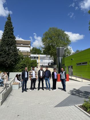 Bürgermeister Christian Schweitzer, Moritz Falk, Sven Köser (Fachbereichsleiter Hochbau), Garvin Bunnenberg (Fachdienstleiter Hochbau), Henrike Wittenbreder (stellv. Schulleiterin) und Andreas Schneider (Didaktischer Leiter) vor den neuen Außenanlagen