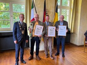 BM Christian Schweitzer (l.) würdigte (v.l.) die mehr als 30-jährige Mitgliedschaft von Walter Klein, Heiko Lingenberg und Hans-Peter Klein im Rat der Stadt Hemer mit dem Ehrenbrief und der Ehrenstele.