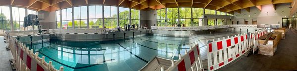 Vertreterinnen und Vertreter der Ratsfraktionen haben sich am Donnerstag, 27. Juni, über den aktuellen Baufortschritt im neuen Felsenmeerbad informiert. Die Befüllung des Edelstahlbeckens hat begonnen und läutet die letzte bauliche Phase ein. 