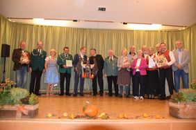 Überreichung eines Schützenvogels als Gastgeschenk der Stadt Hemer überreicht duch BM Christian Schweitzer an BM Arnold Klammer aus Obervellach (jeweils in der Mitte); umrahmt von Teilnehmern des BSV Deilinghofen (links) sowie der Kirchenchöre (rechts).