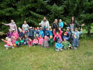 Die Kinder der beiden Einrichtungen spielten gemeinsam, lernten sich kennen, und auch die pädagogischen Mitarbeiter fanden Zeit, sich über die pädagogische Vielfalt im Wald auszutauschen.