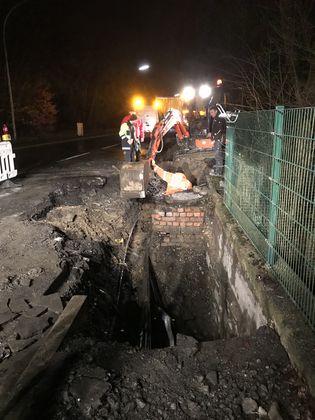 Erfolgreiche Schadensbegrenzung, weil alle Einsatzkräfte durch die komplette Nacht hindurch den Kanal abgepumpt und nachkommendes Wasser umgeleitet haben.