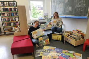 In ruhiger und entspannter Atmosphäre erzählen wir kleinen Kindern eine Bilderbuchgeschichte und beziehen die Kinder in sprachfördernder Weise ein. In ruhiger und entspannter Atmosphäre erzählen wir kleinen Kindern eine Bilderbuchgeschichte und beziehen die Kinder in sprachfördernder Weise ein.