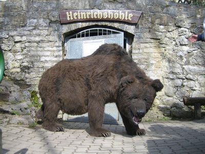 Der Höhlenbär vor der Heinrichshöhle