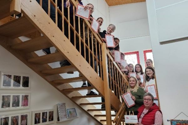 Die städtische Kindertageseinrichtung KTE Haus Kunterbunt hat einen bedeutenden Meilenstein erreicht und ist nun offiziell eine zertifizierte Marte Meo Einrichtung. 