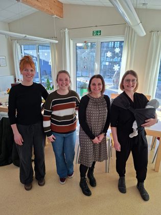 Nadine Schütz (Frühe Hilfen), Jannika Griesenbrock (Fachberatung Kindertagespflege), Claudia Grau (Netzwerk Familienzentren) und Trageberaterin Kim Burkamp.