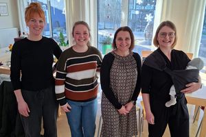 Nadine Schütz (Frühe Hilfen), Jannika Griesenbrock (Fachberatung Kindertagespflege), Claudia Grau (Netzwerk Familienzentren) und Trageberaterin Kim Burkamp.
