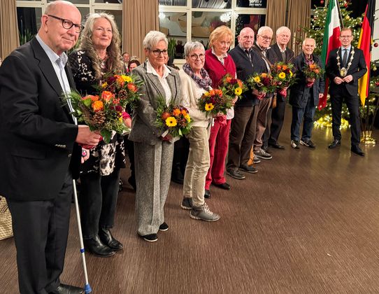 Bürgermeister Christian Schweitzer (r.) dankte den Mitgliedern des ehemaligen Seniorenbeirates für die gute Zusammenarbeit.