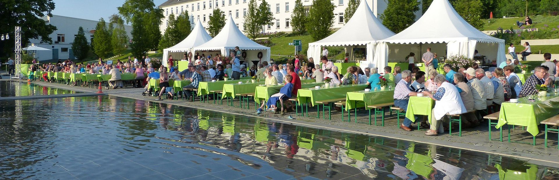 Besucher des Sauerlandparks feiern ein Fest am Himmelsspiegel bei strahlendem Sonnenschein