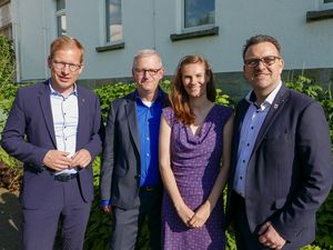 HIM-Regionalmanagerin Hannah Kath mit den Bürgermeistern Christian Schweitzer (l.), Michael Joithe (r.) und Dr. Roland Schröder.