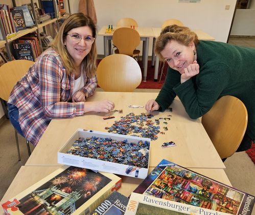 Spaß am Puzzlen haben auch die Bücherei-Mitarbeiterinnen Isabella Sieberg und Melanie Hoff (r.).