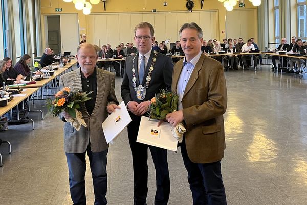 Dirk Rus (r.) und Günter Eirich (l.) wurden für ihr Engagement von BM Christian Schweitzer mit der Ehrennadel der Stadt ausgezeichnet.