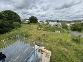 Mutter Natur hat sich in den vergangenen Jahren auf dem Dirtpark-Gelände breit gemacht. Hier wird der neue inklusive Rollgarten entstehen.