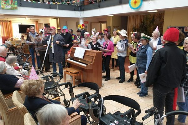 Die „Singpause“, ein Chor der Musikschule der Stadt Hemer, sorgte am vergangenen  Mittwoch, den 5. März, für musikalische Karnevalsstimmung in der Einrichtung Hermann von der Becke in Hemer.