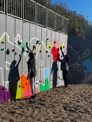 Vorab wurde auf die Wand in diversen Schriftzügen das Wort „Boulder“ skizziert und anschließend mit einer leuchtenden Chrome Farbe ausgefüllt. 